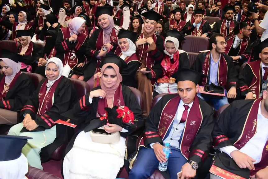 جامعة سوهاج تحتفل بتخريج الدفعة ٢٩ من كلية الطب البشري وتعيين  ٢٦٩ معيد وطبيبًا مقيماً بالمستشفيات