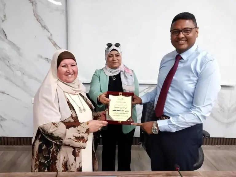 وكيل وزارة الصحة بالبحر الأحمر يكرم هيئة التمريض  احتفالاً باليوم العالمى للتمريض