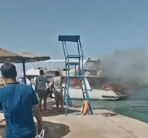 التحقيق في العثور علي جثة شاب بحريق لنش سياحي أثناء رسوه بمارينا أحد الفنادق بالغردقة