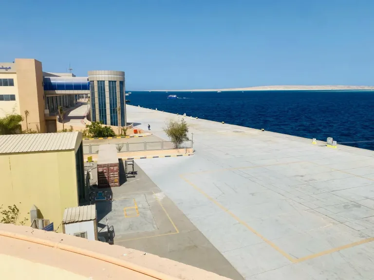 إلليوم الثاني استمرار اغلاق ميناء الغردقة البحري لسوء الأحوال الجوية