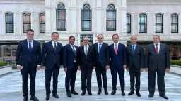 وزير الخارجية والهجرة يلتقي بمجموعة...