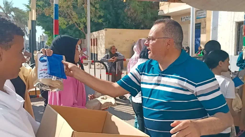 العمل الجماهيري بمستقبل وطن يساند طلاب الثانوية العامة بالغردقة ويوزع العصائر والمياه أمام اللجان