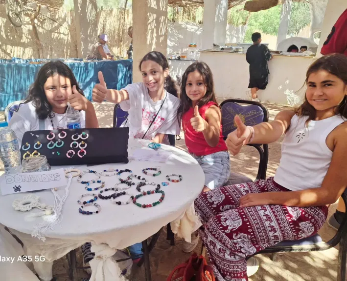 أصغر المشاركات في معرض الغردقة الخيري يقدمن إبداعات