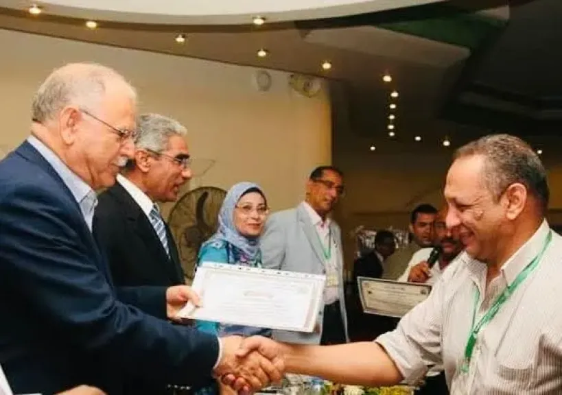 قصة قصيرة للاديب الاستاذ الدكتور العشماوي عبد الكريم الهواري استاذ الاثار بكلية الاثار جامعة #قنا  (غربان في أقفاص العصافير)